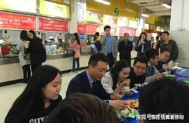 主持人的饭菜网友们大呼：长见识了麻将胡了央视内部食堂罕见曝光看了(图5)